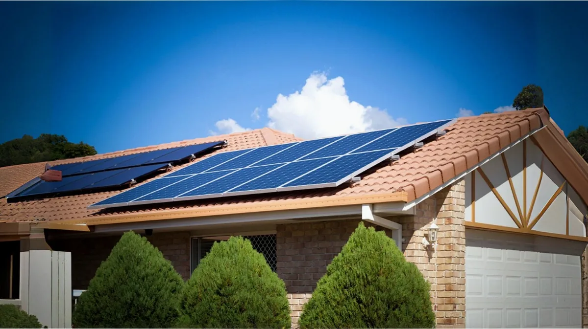 Telhado com placas de usina solar em Santos-SP